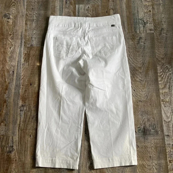 Jag | Classic Fit Pull On Capri Jeans - Picture 6 of 6